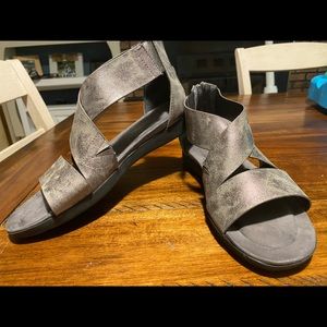 Pierre Dumas Sandals size 10